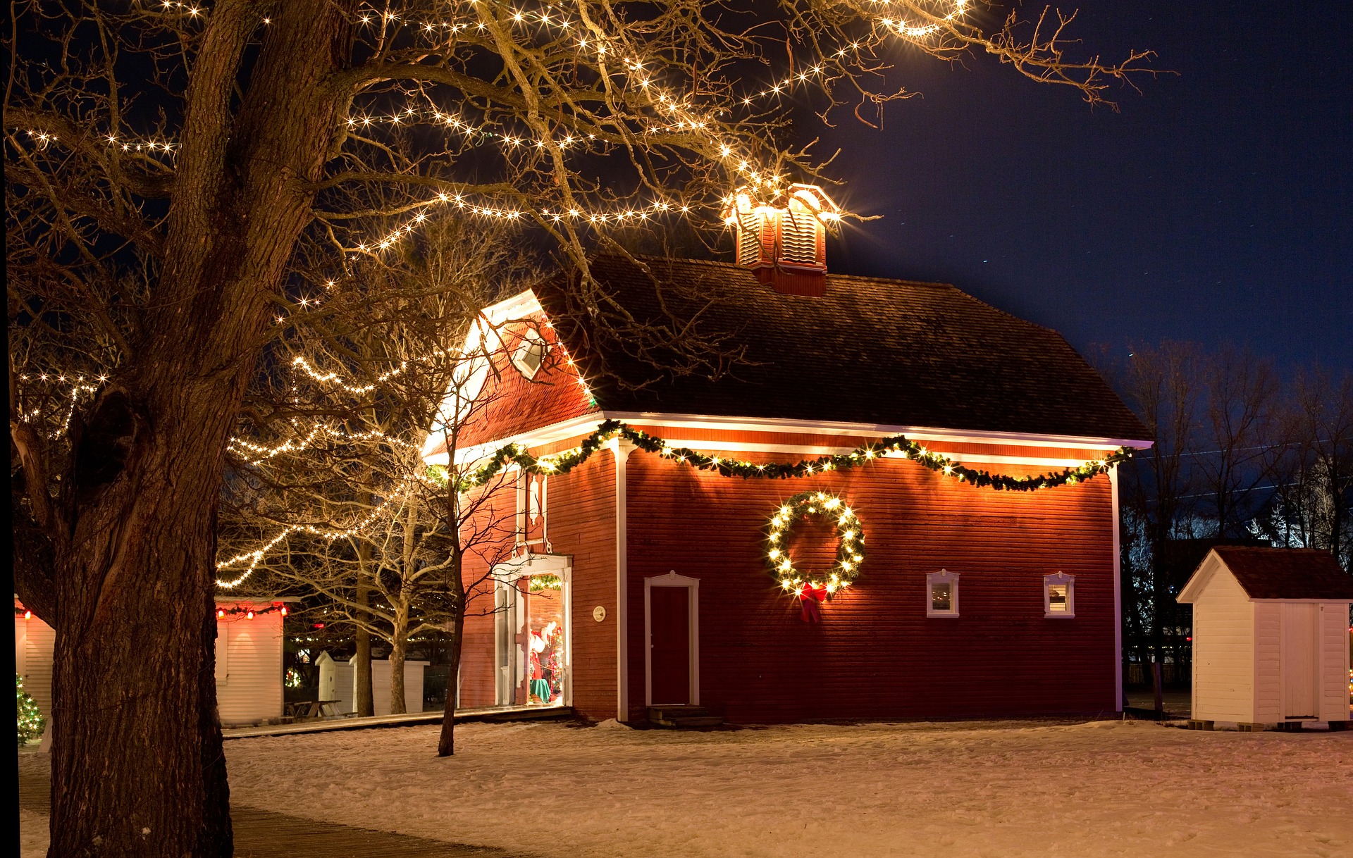 Read more about the article Five Ideas for Decorating Your Garage this Holiday Season